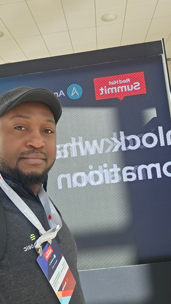 Au Red Hat Summit avec badge participant.